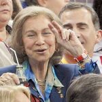 La Reina, en la grada y con un refresco, junto al Príncipe