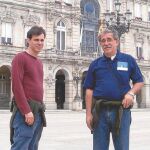 Adrián Naya (junto a su padre en La Coruña), se fue de Venezuela hace diez años huyendo de la violencia