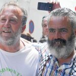 Sánchez Gordillo se abraza a uno de los liberados ayer
