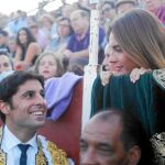 El diestro y su novia, durante la corrida celebrada el sábado en la Feria del Pilar de Zaragoza