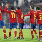 Pedro es felicitado por sus compañeros de Selección