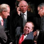 Sheldon Adelson junto a su equipo y el director general de Las Vegas Sands, Michal Leven (detrás)