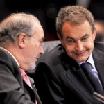 El vicepresidente económico, Pedro Solbes, junto a Rodríguez Zapatero