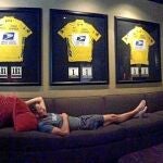 Armstrong, en su sofá con los maillots amarillos al fondo