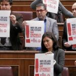 Varios diputados socialistas muestran carteles de apoyo a la huelga durante el Pleno de ayer en el Congreso de los Diputados