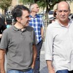 Martín Garitano (dcha.), ayer en la manifestación, junto al abogado Iñigi Iruin y los ex dirigentes batasunos Pernando Barrena y Joseba Permach