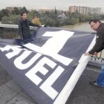 Sindicalistas desplegando una pancarta en Zaragoza para llamar a la participación en la huelga