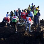 Los miembros de rescate transportan restos del lugar del accidente del vuelo de Ethiopian Airlines / Efe
