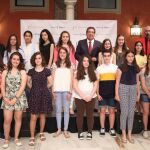 El presidente de la Fundación Cajasol, Antonio Pulido, y la directora de comunicación de la Fundación José Manuel Lara junto a los ganadores de la quinta edición del certamen / Foto: La Razón