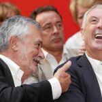 Griñán, junto al candidato socialista a la Presidencia de la Xunta, Pachi Vázquez, ayer en Pontevedra