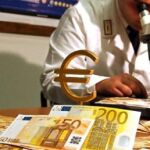 Imagen de archivo de un agente italiano investigando euros falsificados