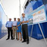 Manuel Albacete, Adela Martínez-Cachá y Antonio Cerdá, dentro de las instalaciones de la depuradora Murcia-Este