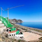 Imagen de El Algarrobico cubierto con una tela verde por Greenpeace
