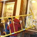Un grupo de jóvenes arremete contra la fachada de un banco