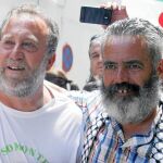 El secretario de organización del SAT, José Caballero, se abraza a Sánchez Gordillo tras su liberación