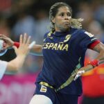 La española Marta Mangue González controla el balón ante las surcoreanas durante el partido de balonmano femenino