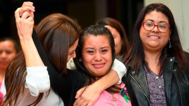 “Gracias a Dios se hizo justicia”, declaró una emocionada Evelyn Hernández tras conocer el veredicto de absolución.