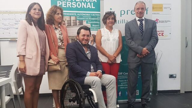 El presidente de Predif, Francisco Sardón, y el director general de Familia y Políticas Sociales de la Junta, Pablo Rodríguez, entre otros, participan en la jornada de puertas abiertas de la oficina de Servicio Integral de Asistencia Personal de Valladolid