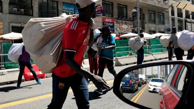 Varios manteros huyen de los agentes en el centro de Madrid
