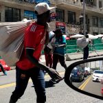 Varios manteros huyen de los agentes en el centro de Madrid