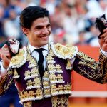 Aguado pasea dos orejas en la Maestranza