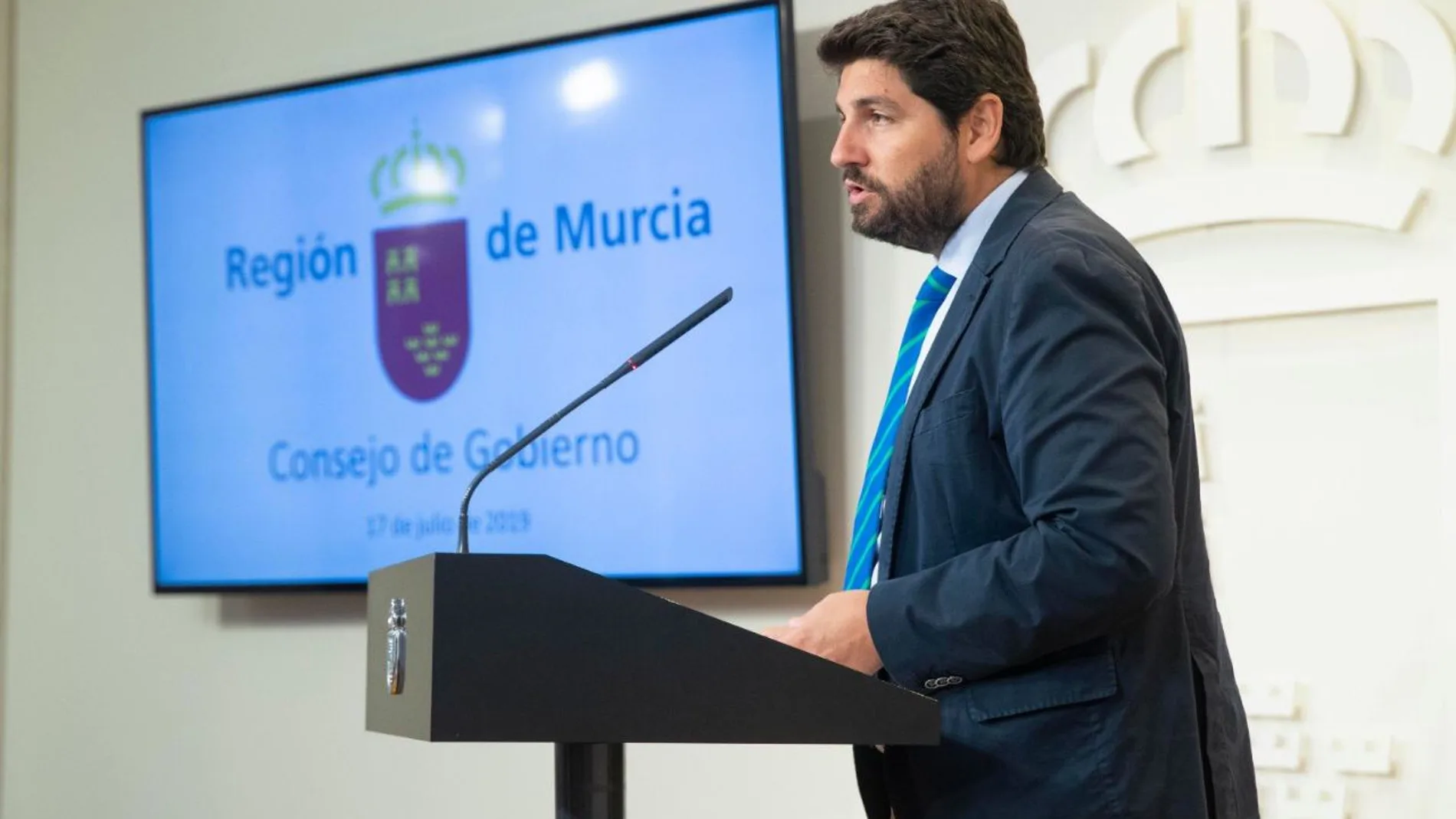 El presidente en funciones y candidato del PP a la reelección, Fernando López Miras, ayer tras la reunión del Consejo de Gobierno en el Palacio de San Esteban de Murcia