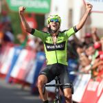 Mikel Iturria levanta los brazos en la meta de Urdax