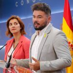 El portavoz de ERC en el Congreso, Gabriel Rufián (d), y la portavoz adjunta, Carolina Telechea
