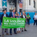 Vox se desmarca del minuto de silencio oficial con esta pancarta.