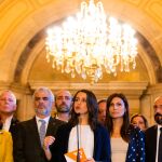 Los dirigentes de Ciudadanos Inés Arrimadas (c), Carlos Carrizosa (3i) y Lorena Roldán (3d), entre otros, tras la reunión que parlamentarios del partido de varias cámaras han mantenido este miércoles en el Parlament de Cataluña para estudiar propuestas de seguridad para atajar la multirreincidencia de delitos como robos y hurtos
