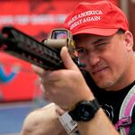 Un asistente prueba un fusil semiautomático en la convención nacional de la Asociación del Rifle (NRA) celebrada en Indianapolis, Indiana/Reuters
