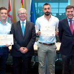 El consejero de Economía y Hacienda, Carlos Fernández Carriedo, y el presidente de CLH, José Luis L. de Silanes, junto a los premiados