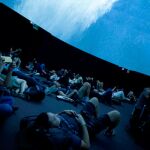Varios visitantes en la cúpula inmersiva Sonar360 que se puede visitar en Sonar+D, el congreso de tecnologías creativas que se celebra anualmente en paralelo al festival de música Sónar, y que tiene como aspiración cambiar el posicionamiento de los espectadores en las experiencias culturales rompiendo las barreras entre la obra y el sujeto, y que muestra cómo se están desarrollando las incipientes ideas para que sean pronto realidad. EFE/Enric Fontcuberta.