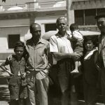 Jaume Vicens Vives, en el centro de la imagen, junto con Josep Pla, a la der. de la imagen, en Roses, en el verano de 1953