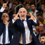 Chus Mateo, detrás de Pablo Laso, da indicaciones en un partido del Real Madrid en el Palau