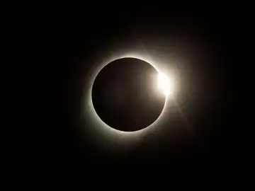 El sol queda cubierto por la luna durante un eclipse solar total El sol queda cubierto por la luna durante un eclipse solar total