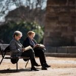 Dos jubiladas en un parque madrileño
