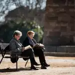Dos jubiladas en un parque madrileño