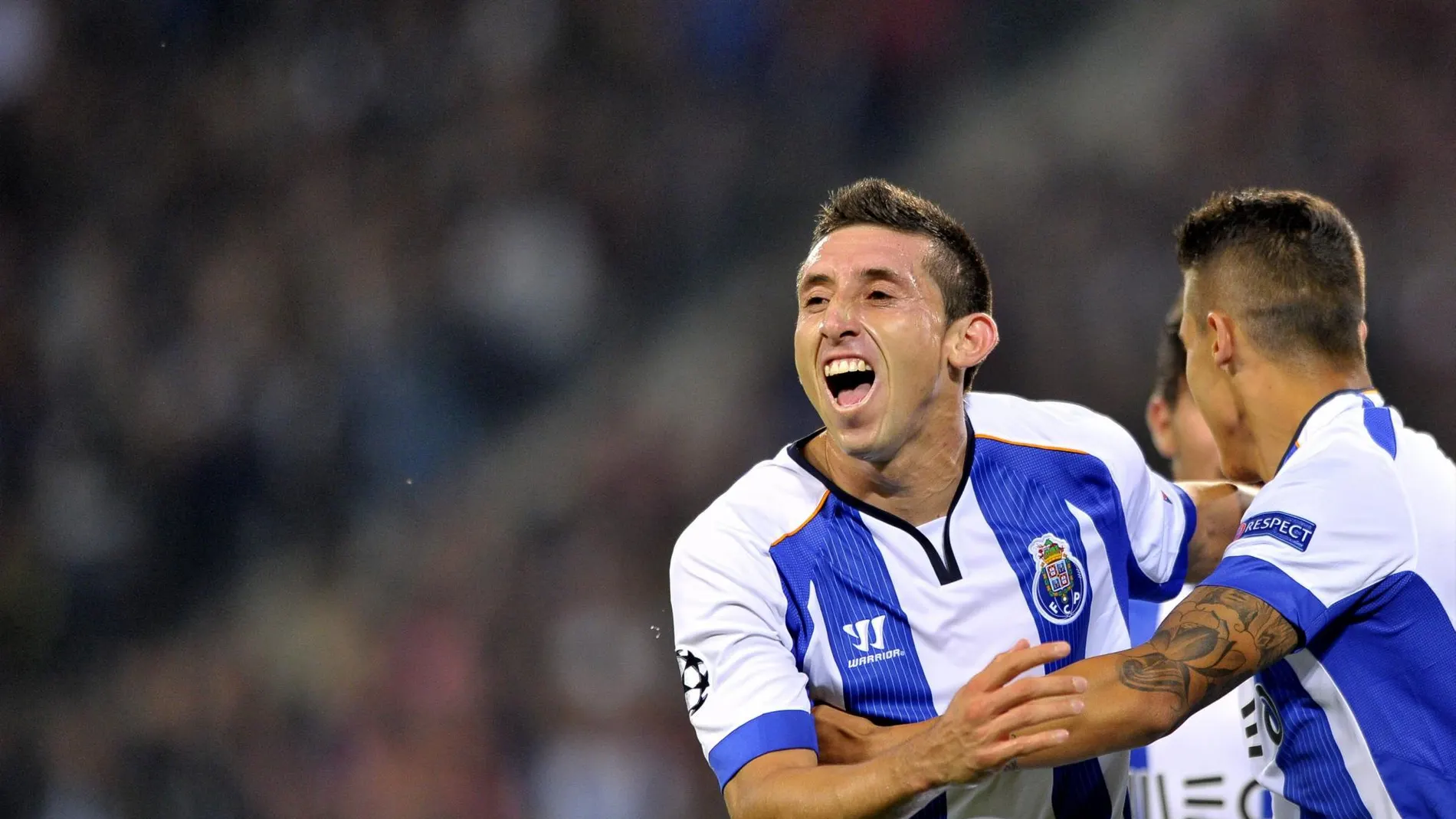 Héctor Herrera celebra un gol con el Oporto