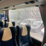 Así ha quedado el autobús del Leganés tras una pedrada