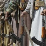 Miembros de la tribu chií houthi sostienen sus armas durante una reunión tribal / AP