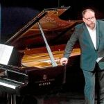 El pianista Alexander Schmalcz (izquierda) y el barítono Matthias Goerne, en el Teatro de la Zarzuela