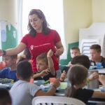 Un grupo de alumnos y monitoras de Save the Children en una escuela de verano de la capital andaluza / Foto: lapinzafotos / Save the Children