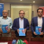El secretario técnico de la Fundación de Fomento de Estudios Sociales y de Sociología Aplicada (Foessa), Raúl Flores, el presidente de Cáritas Regional de Andalucía, Mariano Pérez, y el director de Cáritas de Jaén y vicepresidente a nivel autonómico, Rafael López-Sidro / Foto: Manuel Olmedo