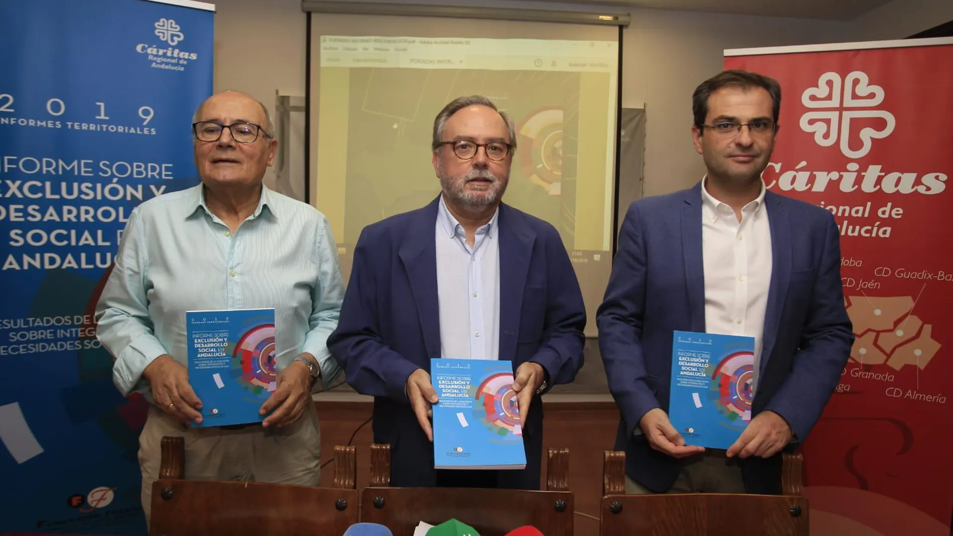 El secretario técnico de la Fundación de Fomento de Estudios Sociales y de Sociología Aplicada (Foessa), Raúl Flores, el presidente de Cáritas Regional de Andalucía, Mariano Pérez, y el director de Cáritas de Jaén y vicepresidente a nivel autonómico, Rafael López-Sidro / Foto: Manuel Olmedo