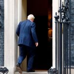 El “premier” británico, Boris Johnson, entra ayer en su residencia oficial de Downing Street