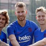 Una foto de Antoine Griezmann, Frenkie De Jong y Neto en su primer día de entrenamiento con el Barça / FCB