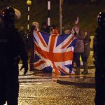 Unionistas norirlandeses con una bandera británica en Belfast/AP