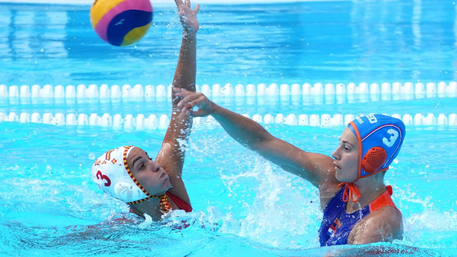 Anna Espar trata de bloquear el pase de Dagmar Genee