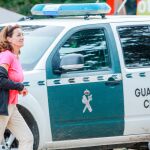 Dolores, la hermana de Blanca, ante un coche de la Guardia Civil